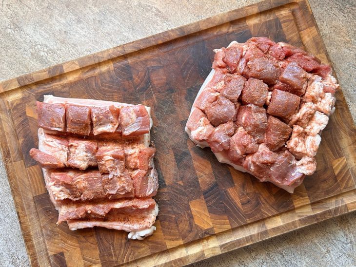 Carne temperada com a mistura de temperos.