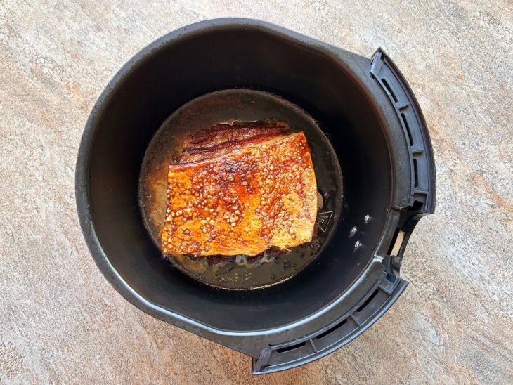 Barriga de porco após mais 30 minutos na air fryer, dourada e crocante.