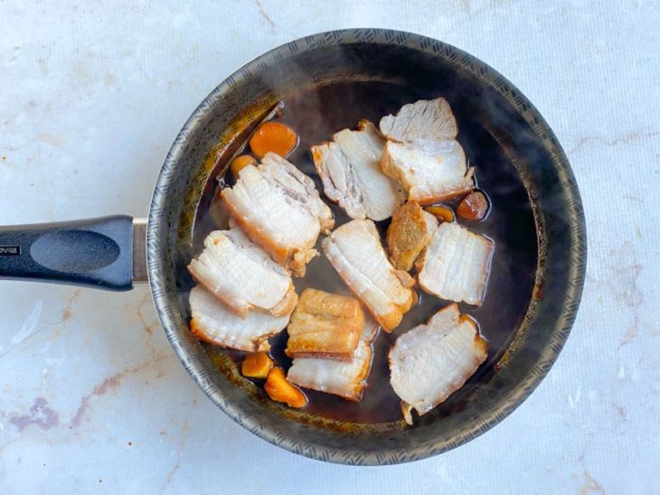 Carne fatiada após cozinhar na panela.
