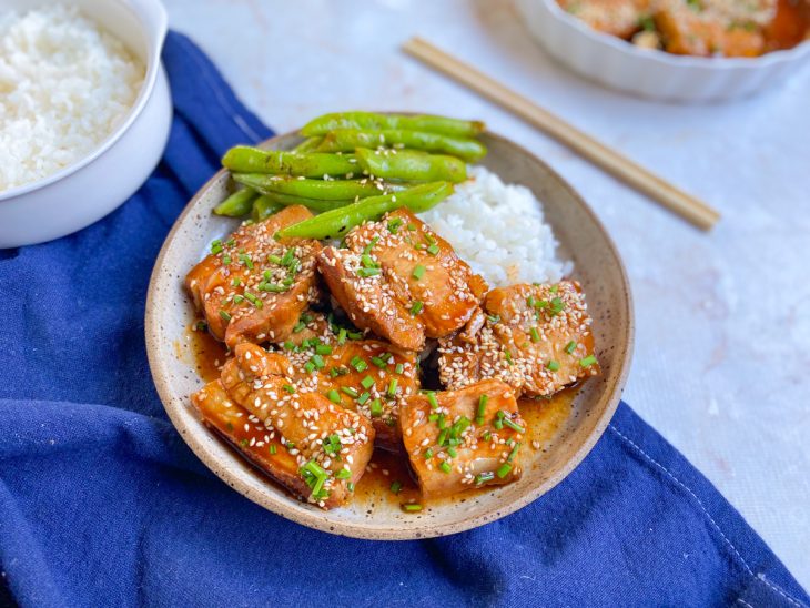 Um prato com barriga suína coreana.