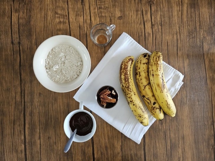 Ingredientes da barrinha de banana com aveia e canela reunidos na bancada.