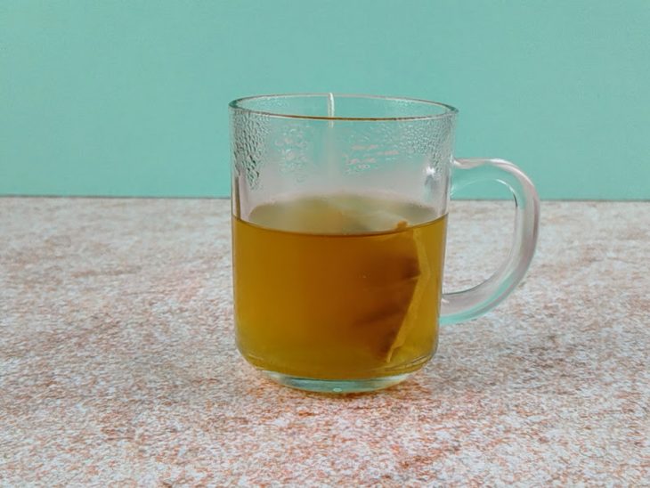 Sachê de chá infusionado em água.