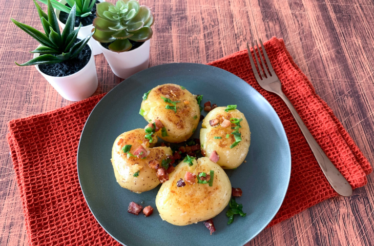 Batata ao murro na frigideira