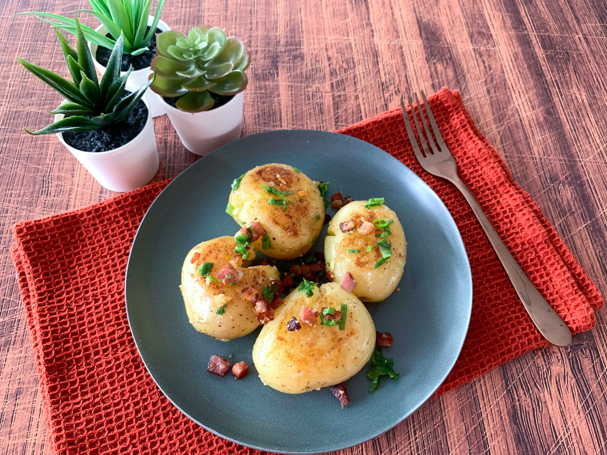 Batata ao murro na frigideira