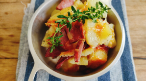 Batata assada com calabresa e queijo