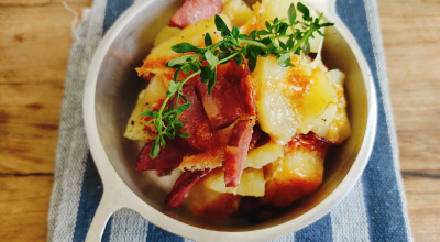 Batata assada com calabresa e queijo