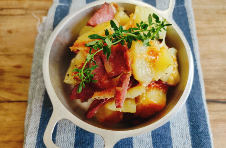 Batata assada com calabresa e queijo