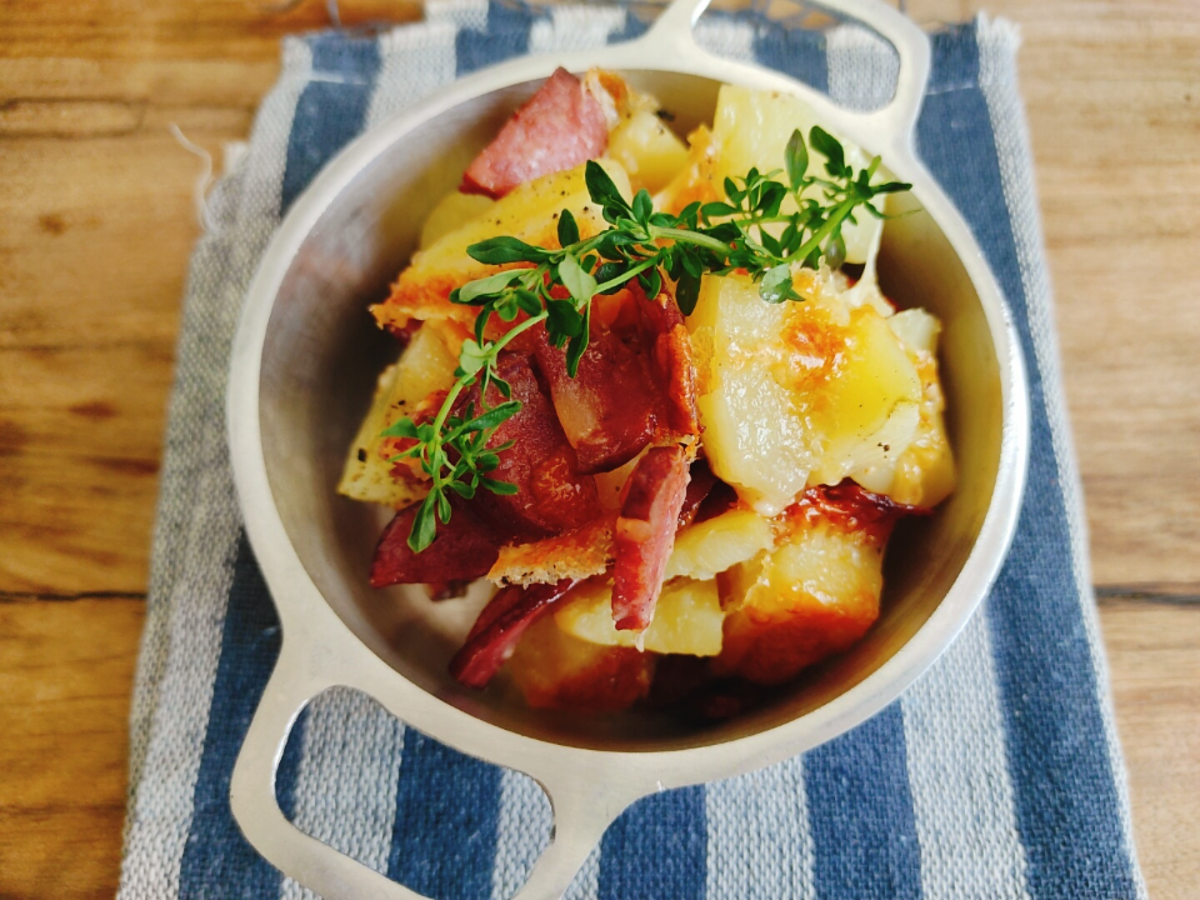 Batata assada com calabresa e queijo