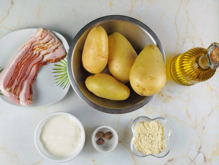 Ingredientes reunidos em uma bancada.