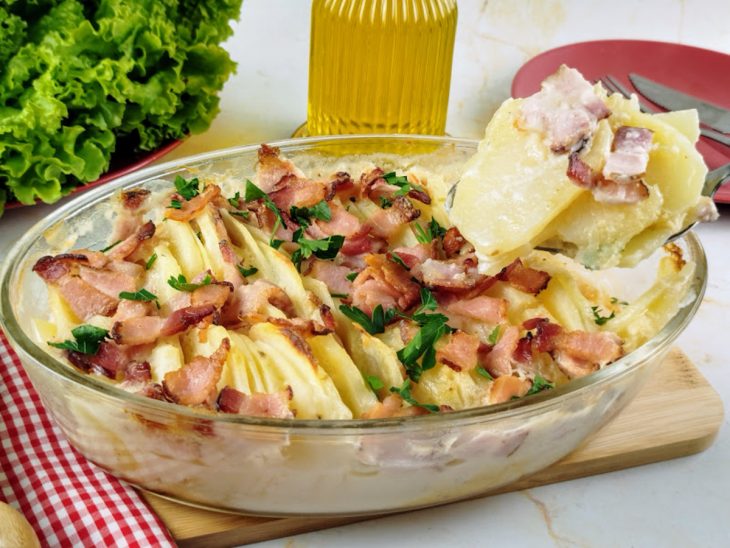 Batata assada com creme de leite e bacon pronta para consumo.