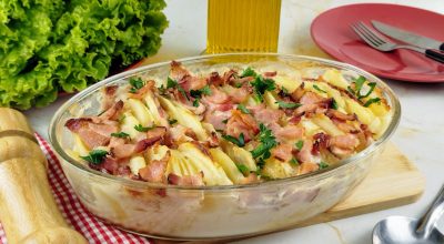 Batata assada com creme de leite e bacon