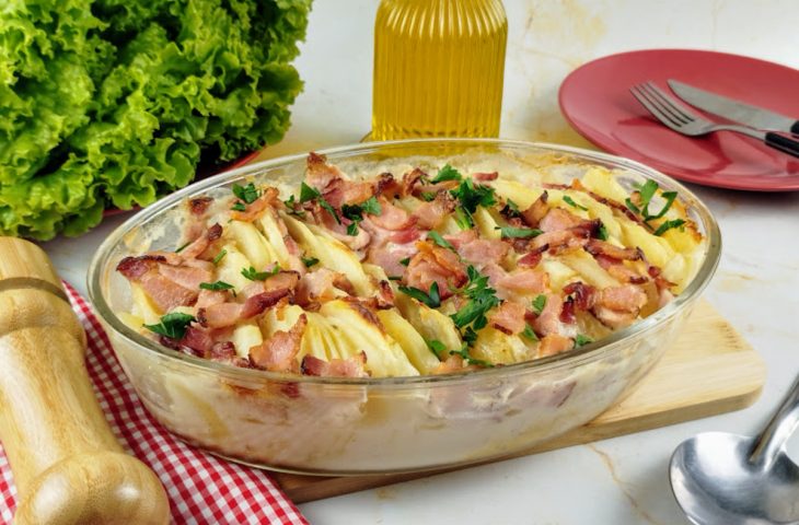 Batata assada com creme de leite e bacon