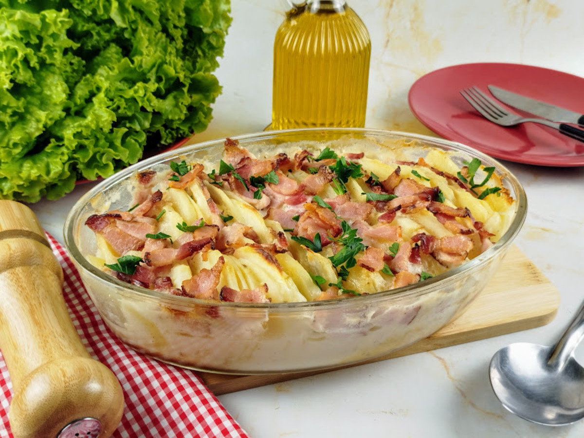 Batata assada com creme de leite e bacon