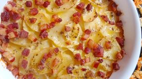 Batata assada com creme de leite e bacon