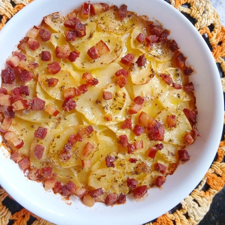 Batata assada com creme de leite e bacon