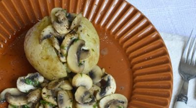 Batata assada no micro-ondas com cogumelos