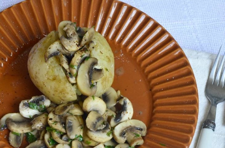 Batata assada no micro-ondas com cogumelos