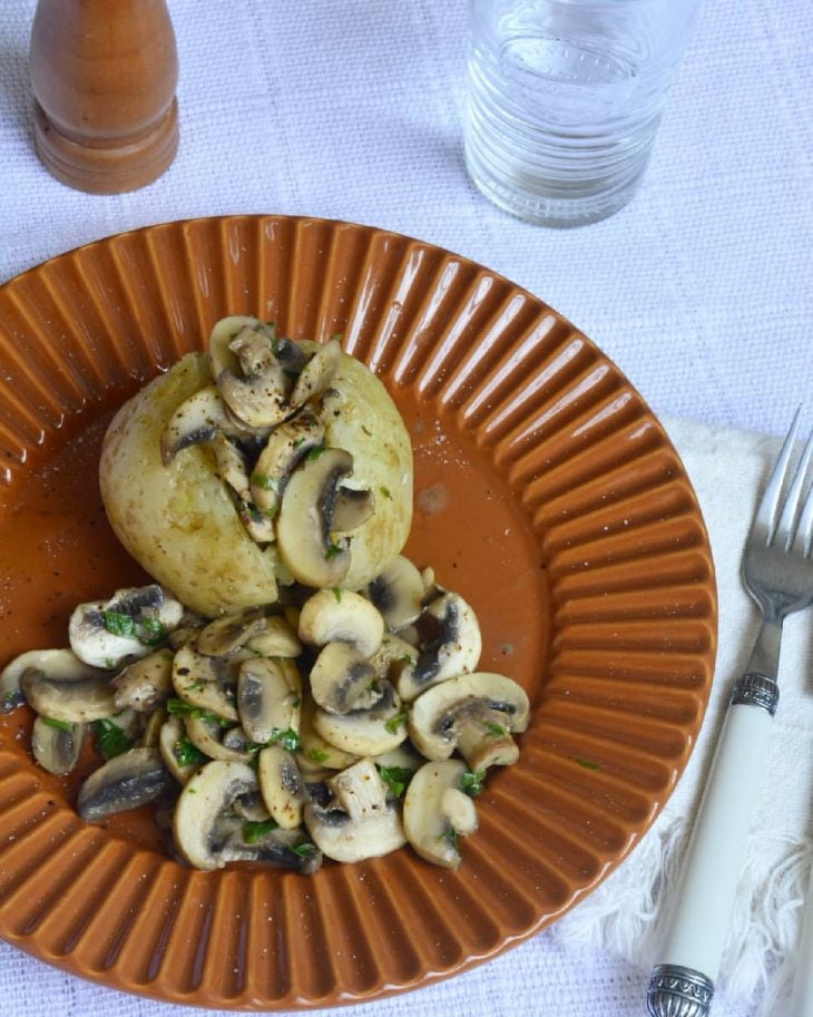 Batata assada no micro-ondas com cogumelos