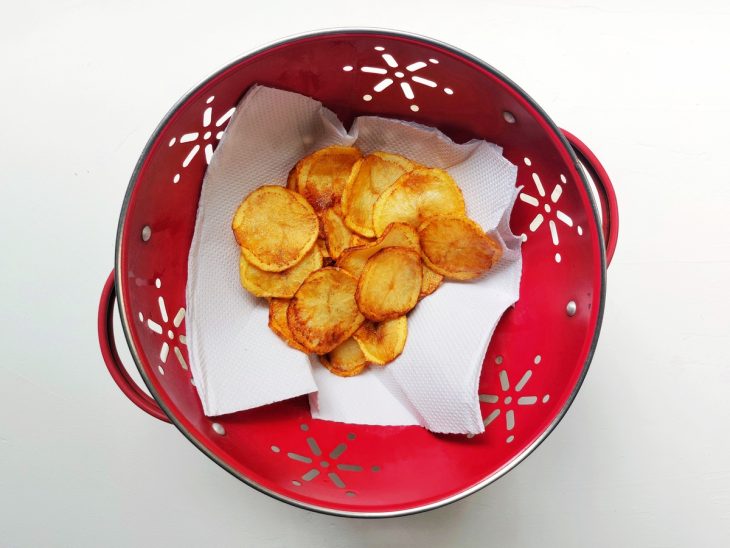 Um recipiente contendo batata chips.