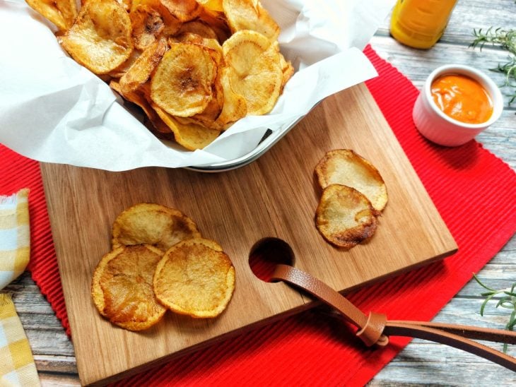 Um recipiente contendo batata chips.