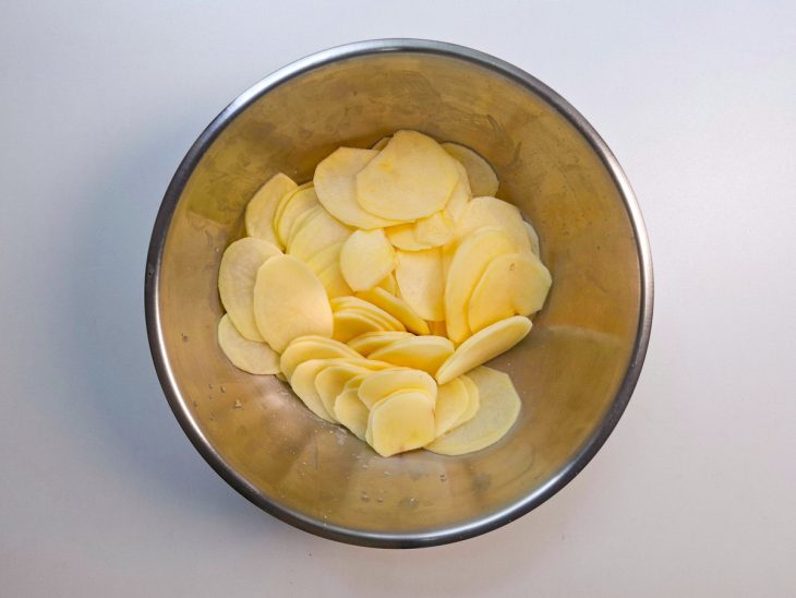 Batatas cortadas em rodelas.