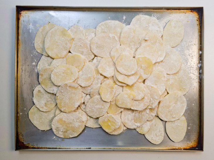 Rodelas da batata empanada na farinha de trigo.