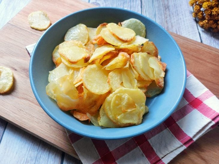 Um recipiente contendo batata chips.