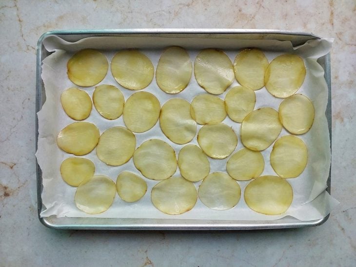 Laminas de batata transferidas para forma.
