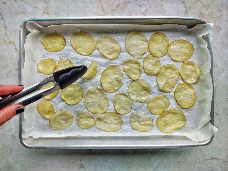 Batatas sendo viradas na forma após o tempo.