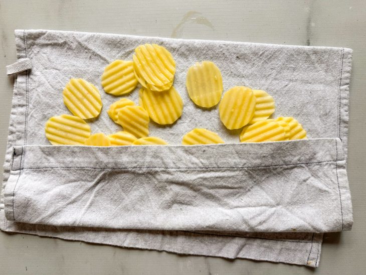Rodelas da batata em um pano.