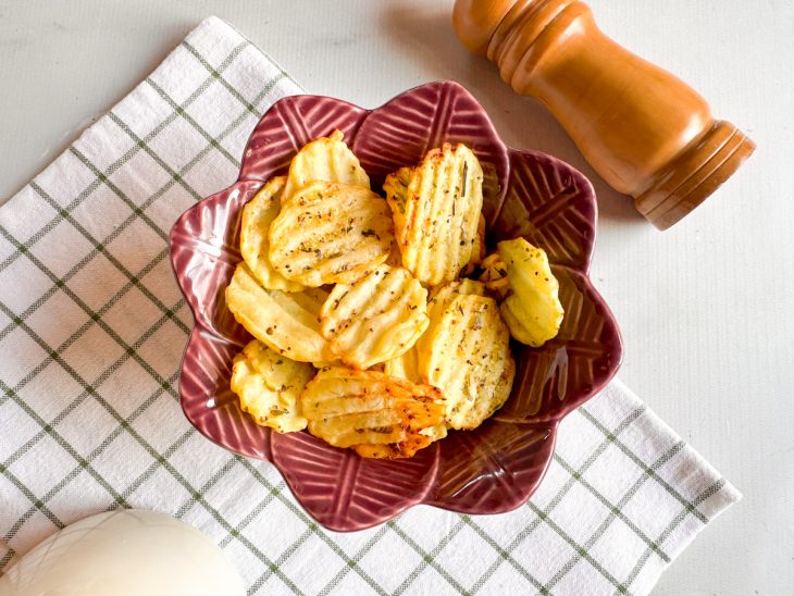 Batatas prontas, servidas em tigela decorada.