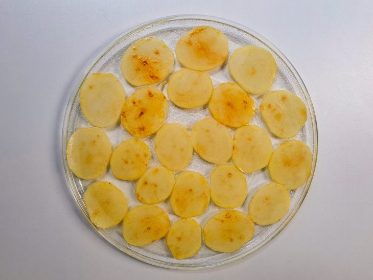 Batatas dispostas no prato do micro-ondas.