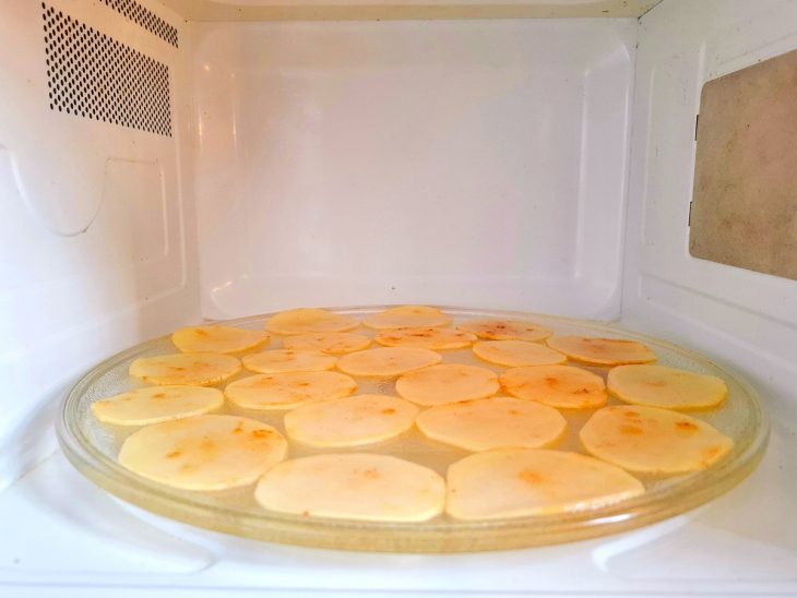 Batatas no micro-ondas.