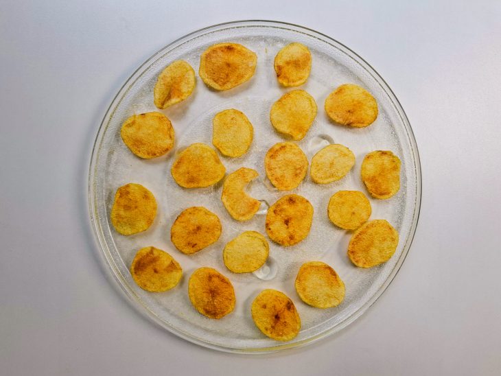 Batatas com aspecto dourados no prato do micro-ondas.