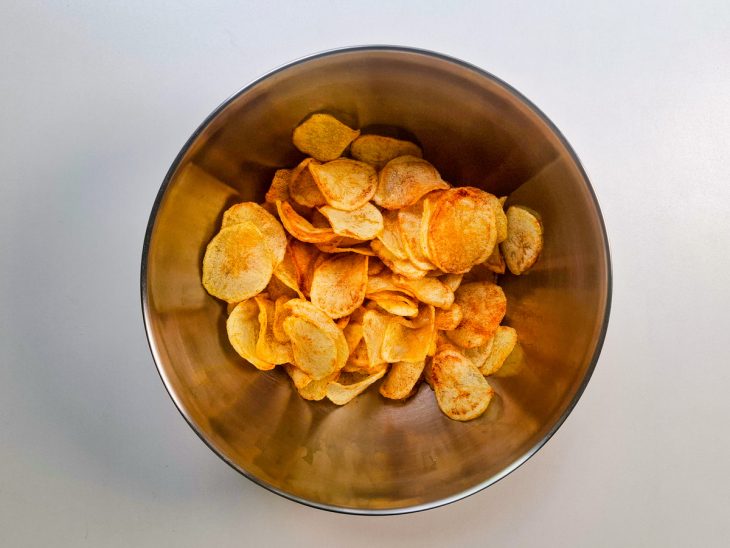 Batatas colocadas num bowl e temperadas.