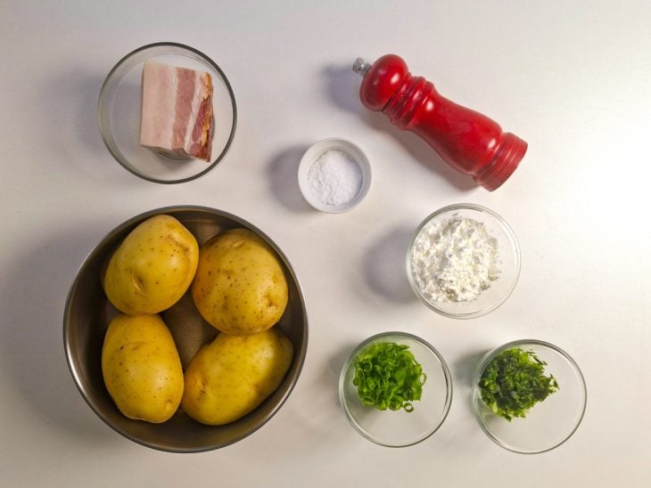 Ingredientes reunidos na bancada.