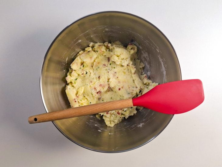 Ingredientes misturados na tigela.