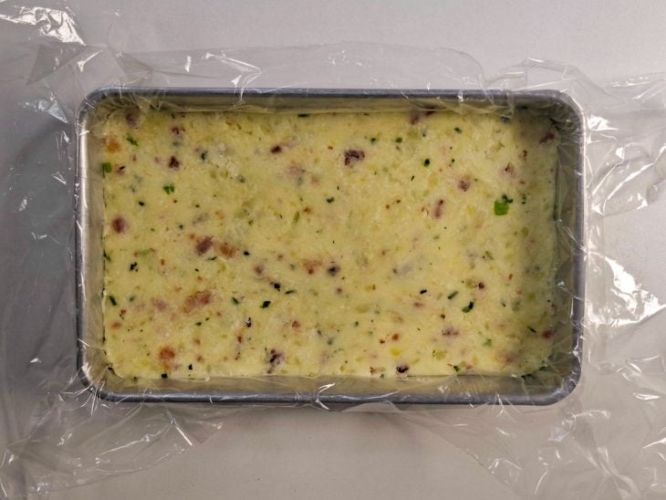 Massa de batata transferida para o fundo de um recipiente.