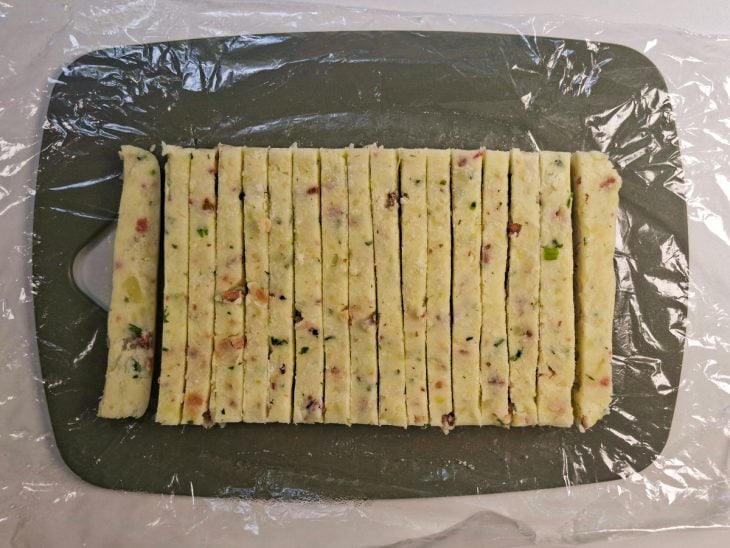Tiras de batatas cortadas, após tempo de freezer.