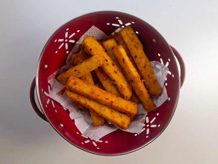 Palitos de batata dourados, após tempo de fritura.