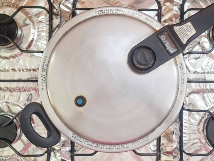 Panela de pressão tampada no fogão.