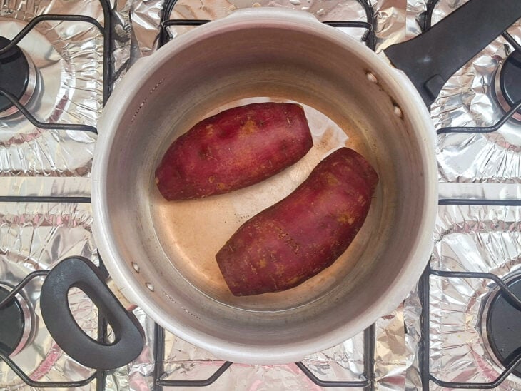 Batatas cozidas após o tempo de pressão.