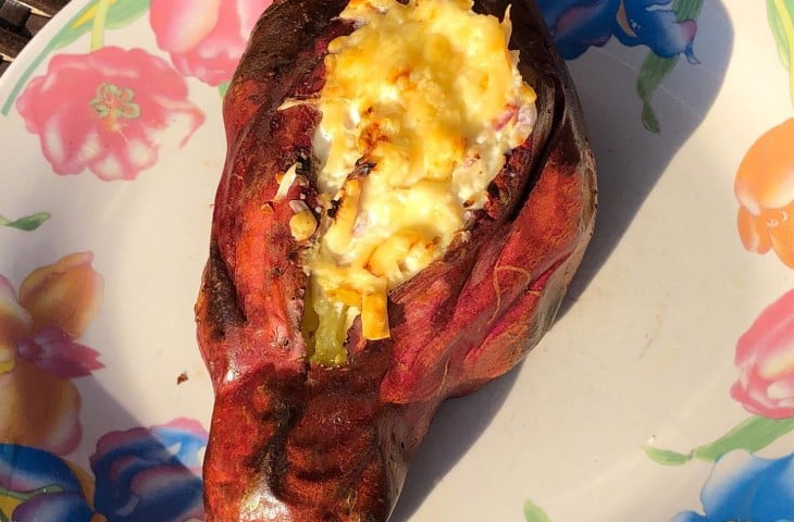 Batata-doce recheada com frango e cream cheese