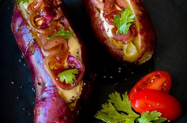 Batata-doce recheada com queijo e cebola caramelizada