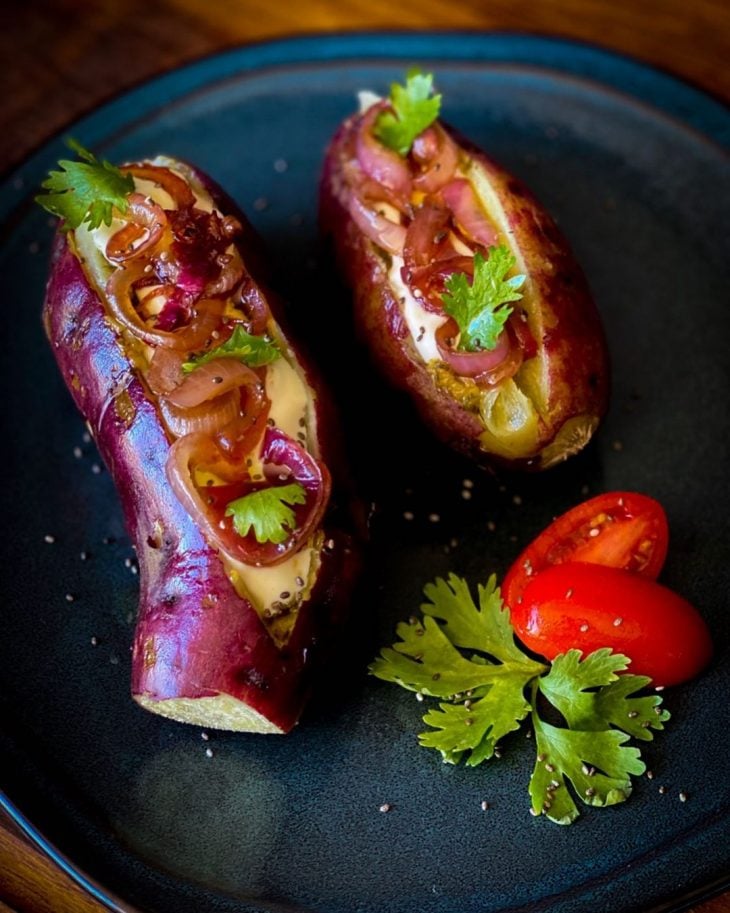 Batata-doce recheada com queijo e cebola caramelizada