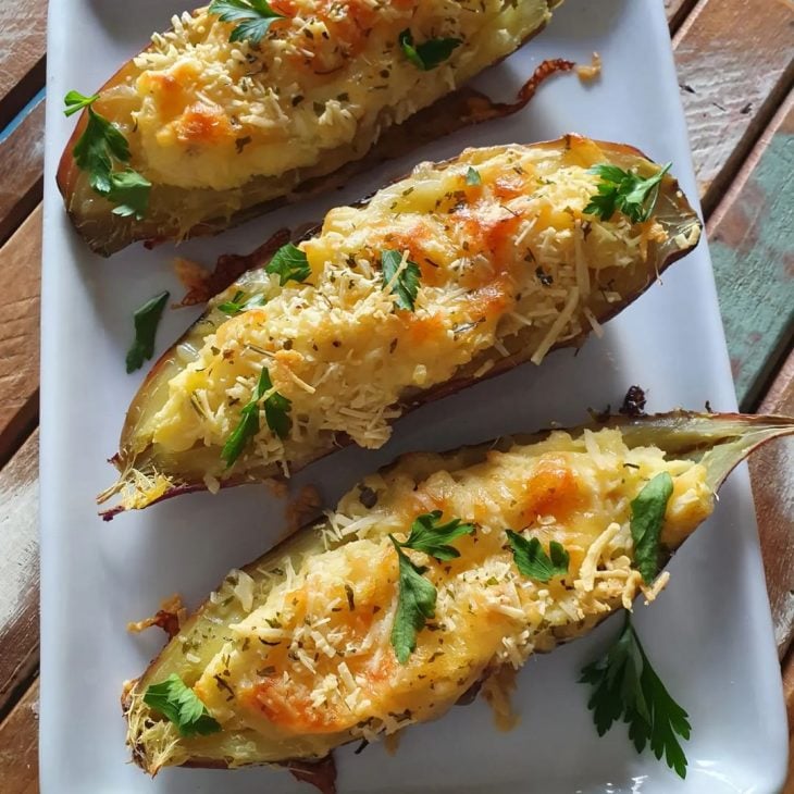 Batata-doce recheada com queijo e ervas