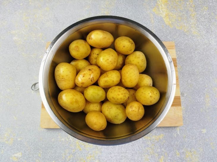 Batatas limpas em uma tigela.
