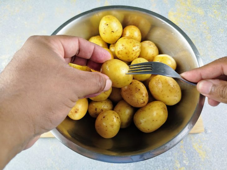 Batatas sendo perfuradas.