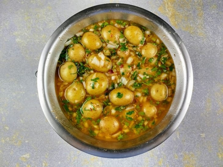 Batatas temperadas no vinagre de álcool, água e sal.