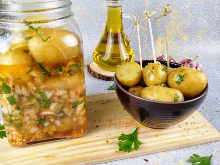 Batatas em conserva servido em um potinho para consumo.
